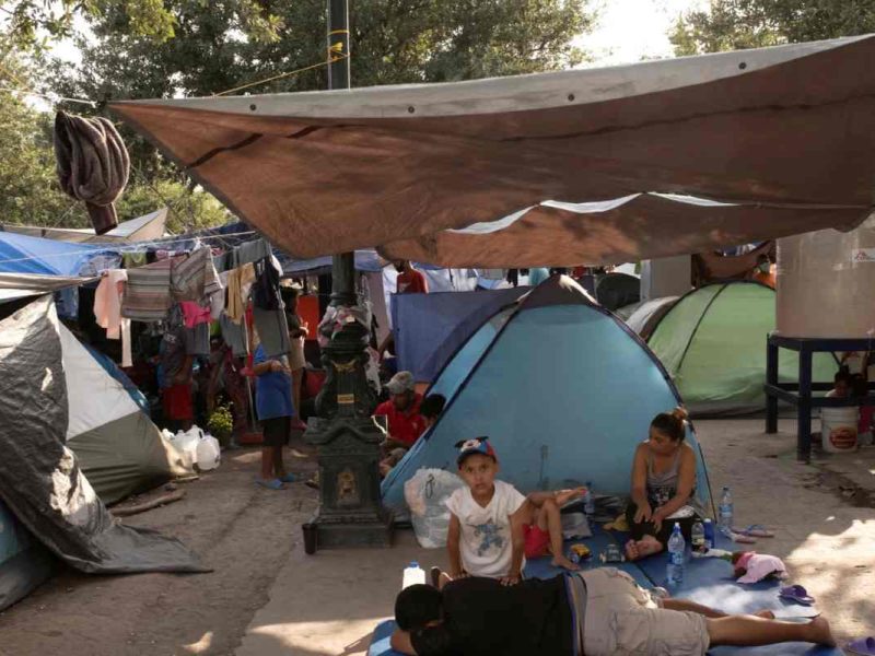 Solicitantes de asilo concentrados en una plaza pública de Reynosa, Tamaulipas, en Méxcico en la frontera con EE.UU.