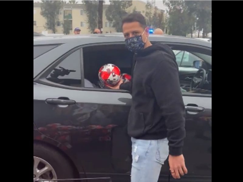 Javier “Chicharito” Hernández sorprende regalando juguetes en Los Ángeles, California.