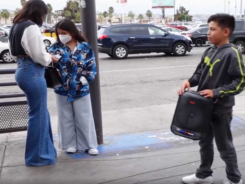 Emiliano Trejo, el niño que canta en la frontera para ayudar a su familia.