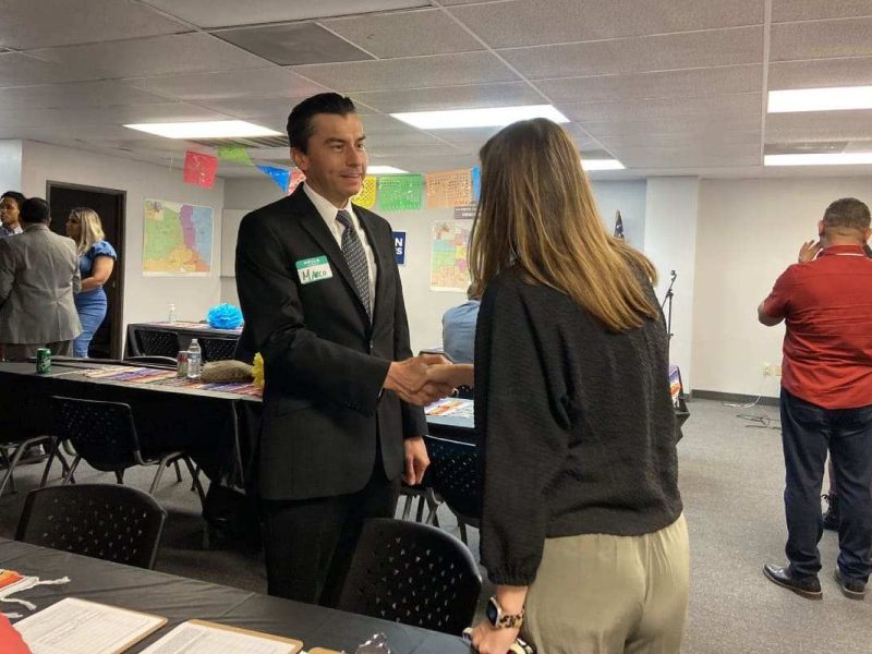 Marco López en la Posada del Comité de Alcance Latino en el condado de Maricopa el 4 de diciembre de 2021.