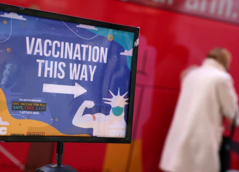 Mientras este mandato federal de la vacunación obligatoria se discute, en la ciudad de Nueva York piensan imponer una orden similar.