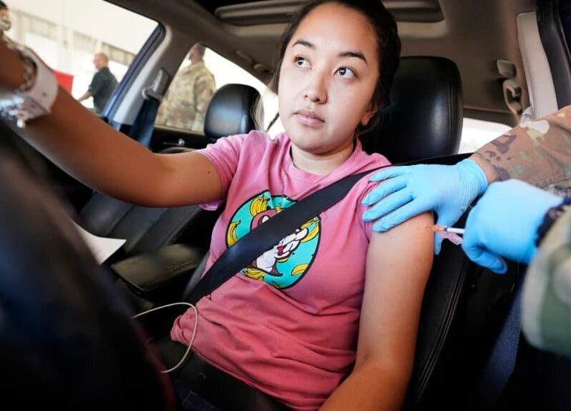 Una joven recibe su segunda dosis de la vacuna Pfizer contra el Covid-19 en la unidad de Servicios Humanos y de Salud del Condado de Dallas en Mesquite, Texas.