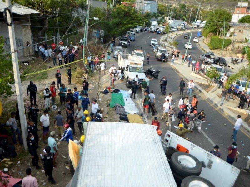 La volcadura de un tráiler que transportaba migrantes dejó más de 50 fallecidos.
