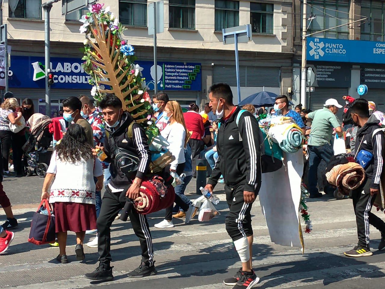 A pagar sus mandas en la Basílica. | Foto: Conexión Migrante.