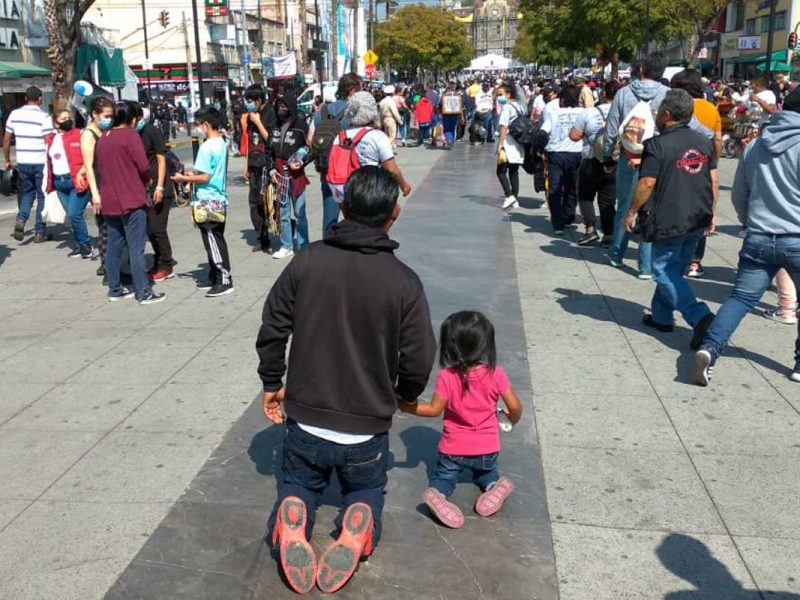 Peregrinos visitan a la Virgen de Guadalupe con fe y devoción en la Basílica.