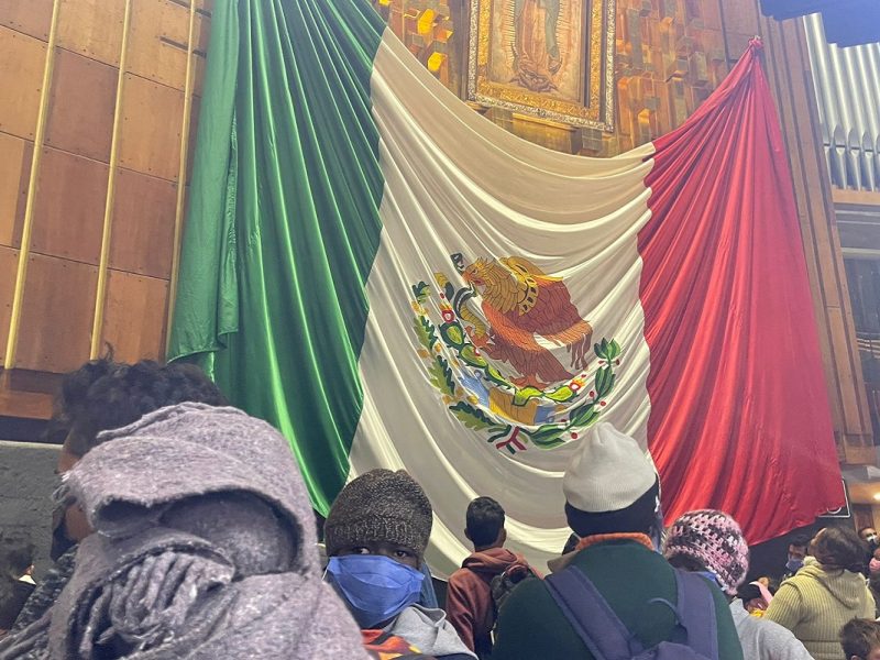 Antes de llegar a la Basílica, la caravana migrante se enfrentó a un bloqueo policial en la entrada de la Ciudad de México.