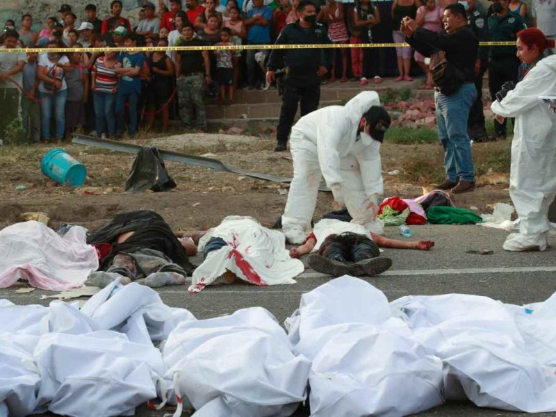 Los cuerpos en bolsas para cadáveres se colocan a un costado de la carretera después de un accidente en Tuxtla Gutiérrez, estado de Chiapas, México, el 9 de diciembre de 2021.