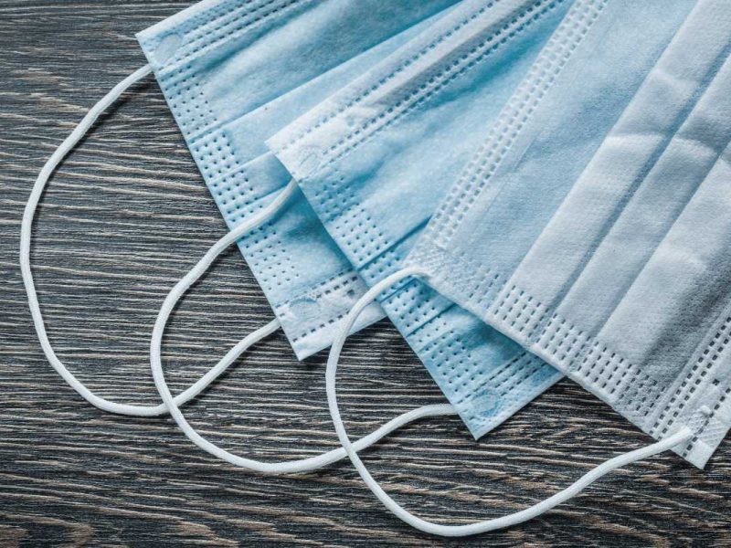 Regresa uso de cubrebocas obligatorio en lugares públicos de California.