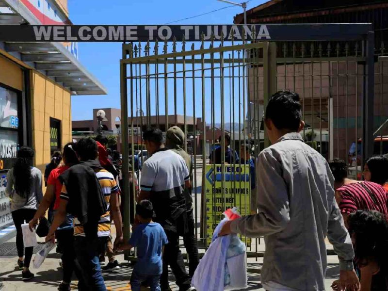 Migrantes centroamericanos que regresaron de Estados Unidos a México bajo el programa Quédate en México