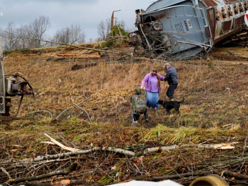 Los gobiernos de vario estados de Estados Unidos están trabajando en reparar los daños dejados por varios tornados. Miles de familias perdieron sus hogares.