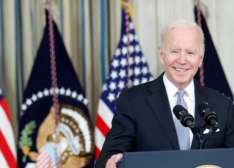 El presidente Joe Biden planea reanudar los préstamos estudiantiles pausados durante la pandemia de Covi-19.