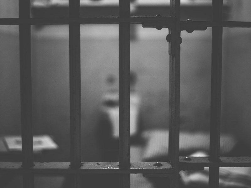 Las familias migrantes liberadas por ICE tendrán mecanismos de localización como tobilleras y celulares.