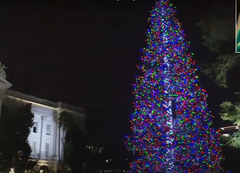 El árbol de Navidad junto al Capitolio en California en la noche se su encendido.