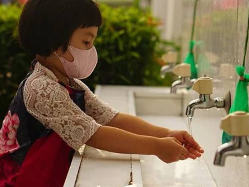 Niños expuestos a Covid-19 pueden ir a la escuela si se someten a prueba: CDC.