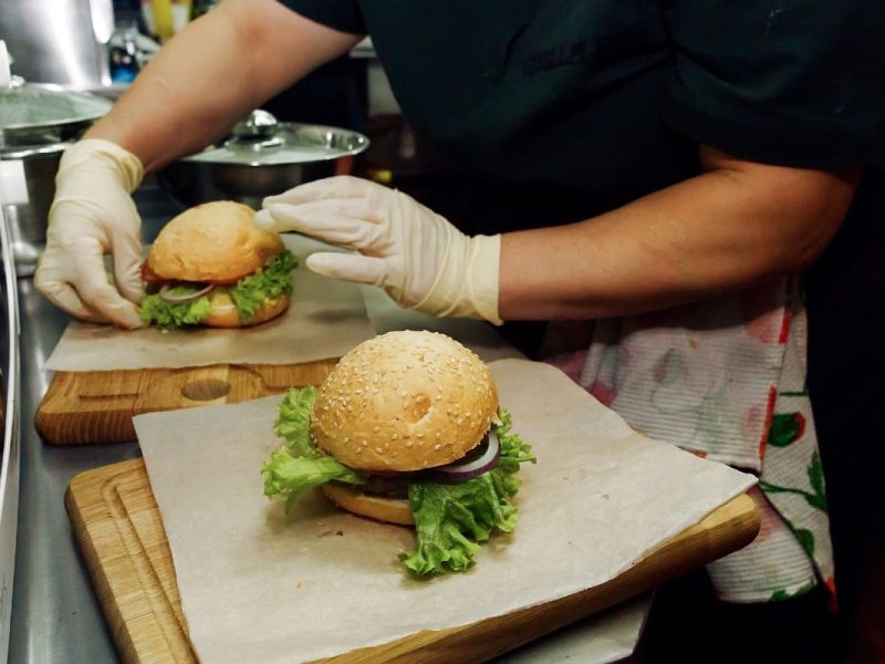 El trabajo en Canadá requiere de cocineros con experiencia en la comida rápida.