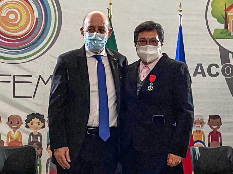 Hermana Magda Rentería, de CAFEMIN, recibe reconocimiento por su labor con los migrantes.