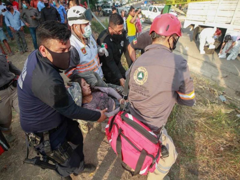 Inicia la repatriación de migrantes dominicanos muertos en volcadura de tráiler en Chiapas.