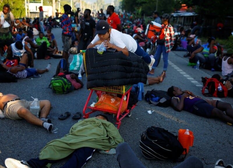Migrantes descansan en Huixtla, Chiapas, antes de continuar su viaje hacia Estados Unidos el 27 de noviembre de 2021.