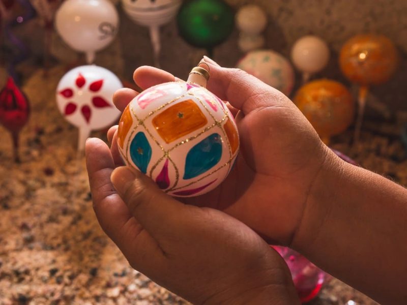 Esferas de Navidad, piñatas, árboles y sidra son algunos de los productos que ofrecen varios pueblos en México.