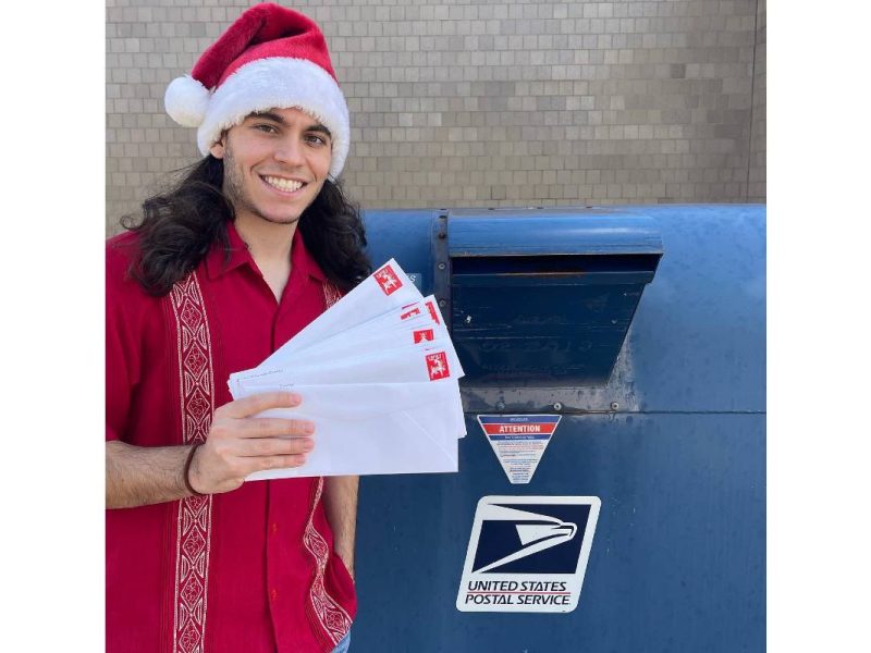 Carlos Eduardo Espina reparte cartas y dinero de Navidad y Año Nuevo a inmigrantes detenidos.