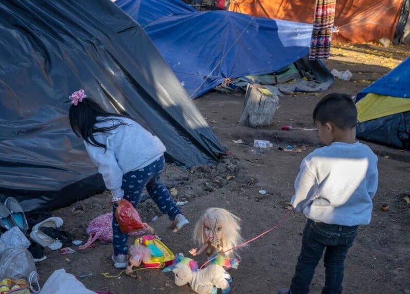 Dos niños migrantes juegan en Ciudad Juárez luego de que fueron devueltos luego de que la petición de asilo de su padre fuera rechazada, en diciembre de 2019.