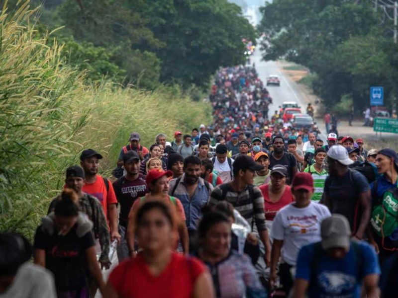 Los migrantes, parte de una caravana en camino hacia Loma Bonita, en el estado mexicano de Veracruz, el jueves 18 de noviembre de 2021.