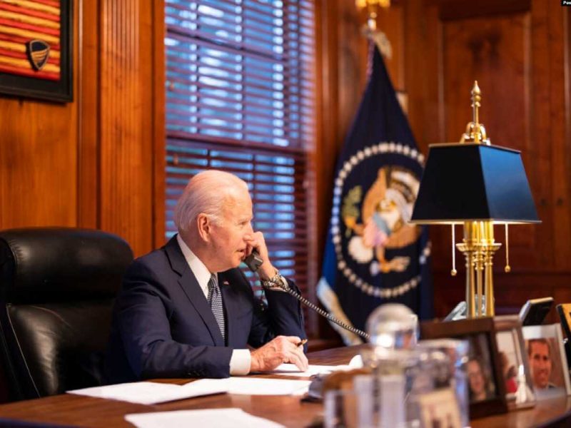 El presidente de Estados Unidos, Joe Biden, conversa por teléfono desde su casa en Wilmington, Delaware, Estados Unidos, el 30 de diciembre de 2021.
