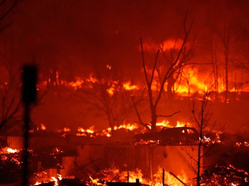Varias viviendas arden a causa de un incendio forestal cerca de Rock Creek Village, el 30 de diciembre de 2021, cerca de Broomfield, Colorado.