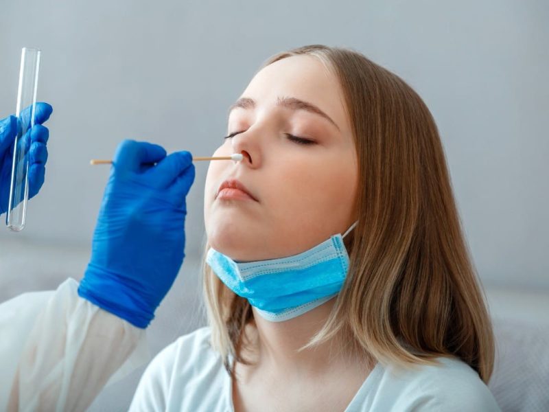 Puedes hacerte la prueba del Covid-19 en la ciudad de Nueva York de manera gratuita y segura.