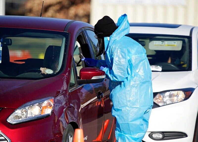 Personas se realizan pruebas de Covid-19 en Denver, Colorado, el 30 de diciembre de 2021.