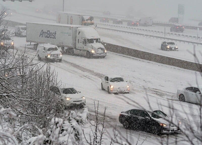 Imagen de la I-495 cubierta por la tormenta invernal en Fort Washington, Maryland, el 3 de enero de 2022.