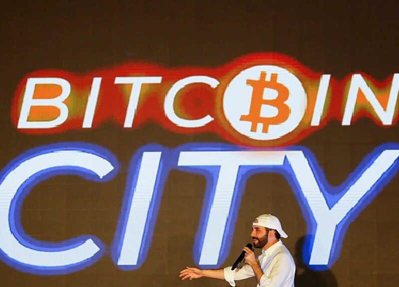 El presidente de El Salvador, Nayib Bukele, en la clausura de la "Semana Bitcoin" donde anunció el plan para construir la primera "Ciudad Bitcoin" del mundo, el 20 de noviembre de 2021.