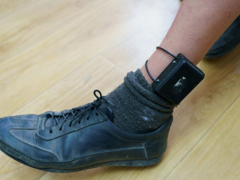 El grillete electrónico es un instrumento que utiliza el ICE para monitorear a algunos inmigrantes irregulares.