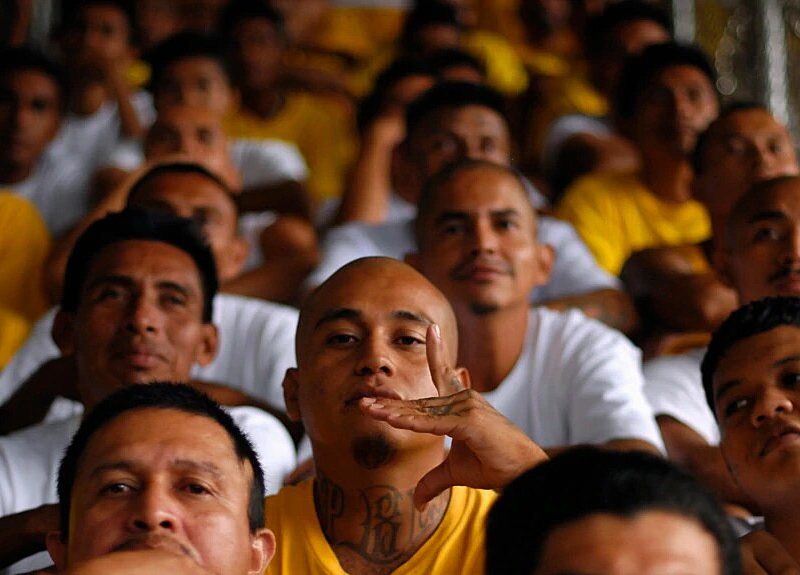 En El Salvador la Mara Salvatrucha o MS-13 es una de las pandillas más poderosas y peligrosas.