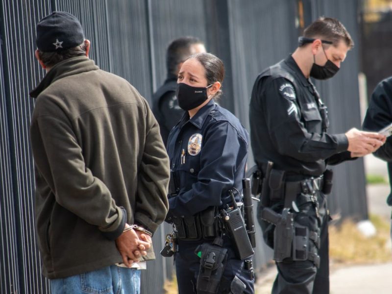 Un grupo diverso de oficiales y supervisores de la policía de Los Ángeles responden a una investigación de asalto en Northridge, en marzo de 2021.