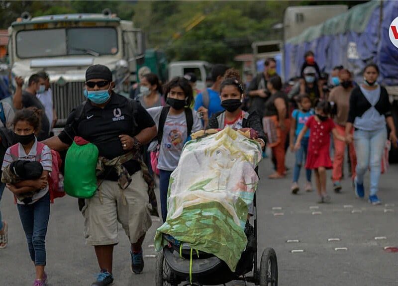 Foto de la primera caravana de migrantes del 2021 compuesta en su mayoría por migración de Honduras, Guatemala y El Salvador.