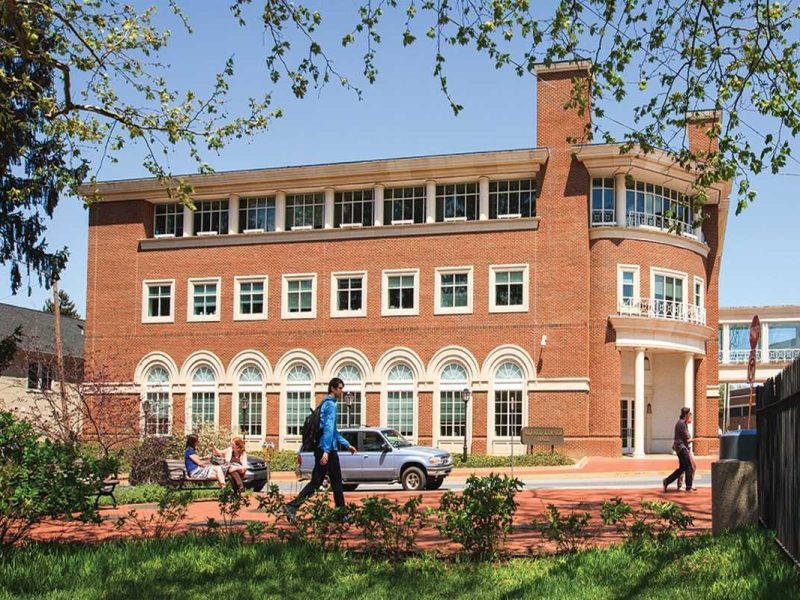Compañía Navient cancela préstamos estudiantiles por mil 700 millones de dólares en deudas.