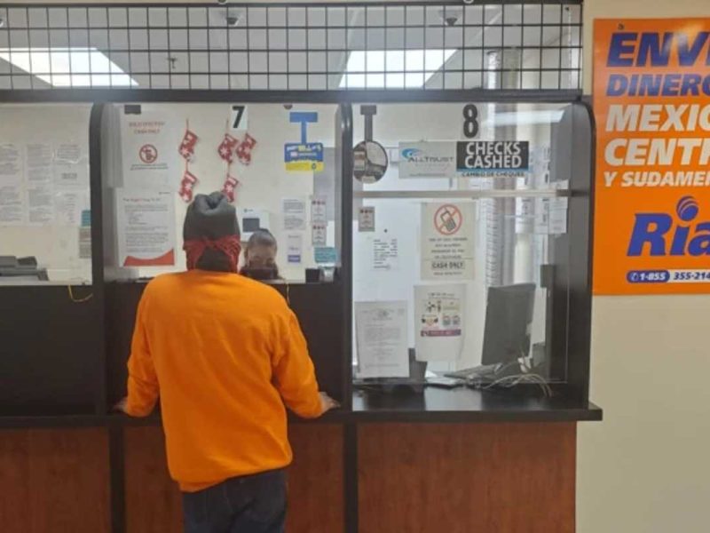 Migrantes centroamericanos baten récord con envíos de remesas desde USA.