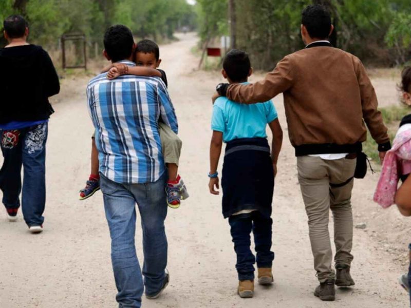 Un grupo de migrantes cerca del río Bravo, que separa a Estados Unidos de México, cerca de McAllen, Texas, el 14 de marzo de 2019.