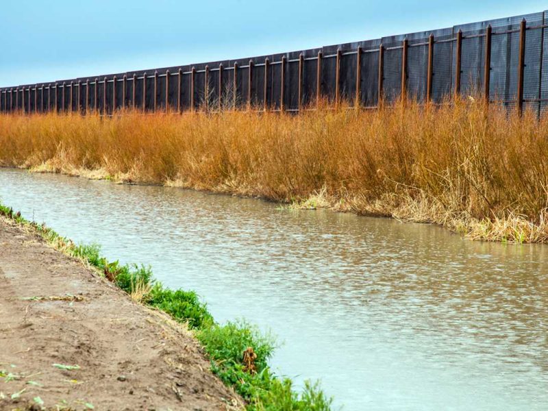 Jueza declara inconstitucional el arresto de migrantes practicado por Texas.