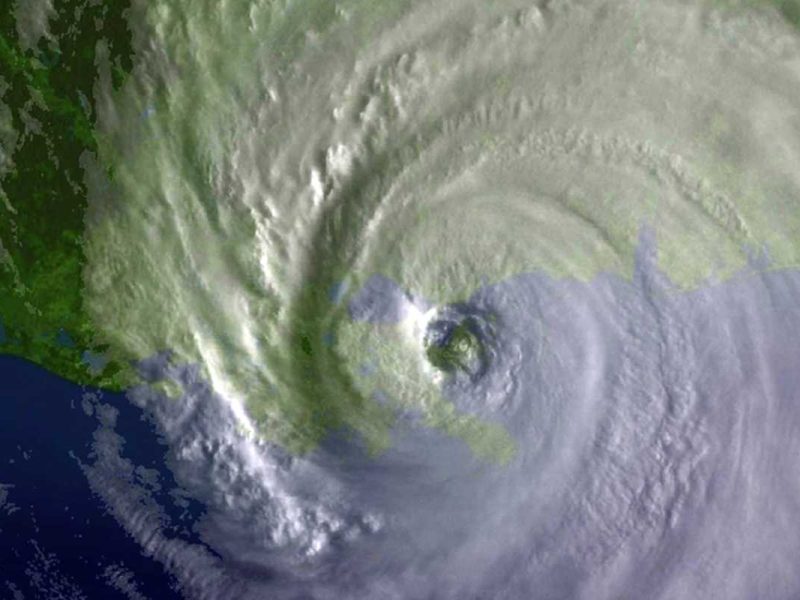 Ayuda de inmigración disponible para personas afectadas por desastres naturales.