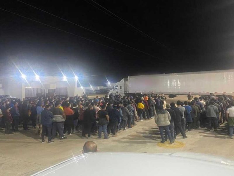 Detienen un camión con 359 migrantes en Veracruz que intentaban llegar a USA.