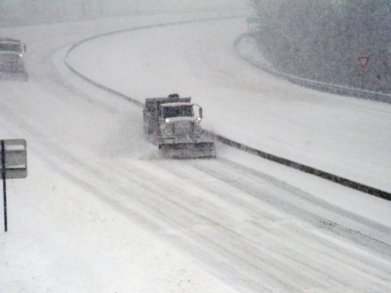 Máquinas quitanieves despejan una autopista en Roanoke, Virginia, Estados Unidos por la tormenta invernal.