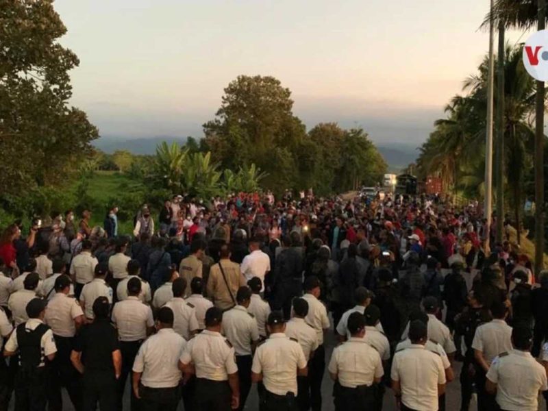 Cientos de migrantes se enfrentaron a autoridades de migración, se negaron de acceder al retorno voluntario o realizar controles migratorios durante la primer caravana migrante de 2022 que salió de Honduras.