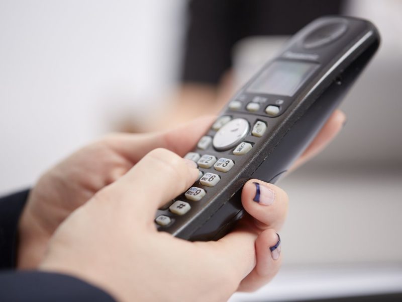 Llamar por teléfono te permitirá saber la fecha, hora y lugar de la próxima audiencia de tu proceso de asilo