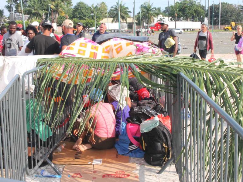 Migrantes haitanos esperando en Chiapas.