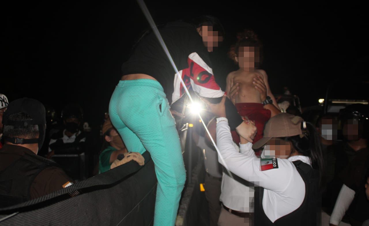 Personal del INM disolviendo a la caravana migrante. | Foto: Cortesía del Instituto Nacional de Migración (INM).