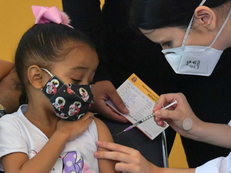 Una niña recibe la primera dosis de la vacuna Pfizer-BioNTech contra el Covid-19