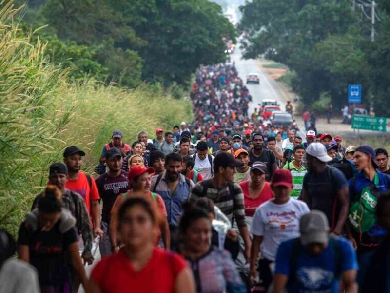 Caravana de migrantes marcha hacia Loma Bonita en el estado mexicano de Veracruz el 18 de noviembre reciente, la mayoría centroamericanos.