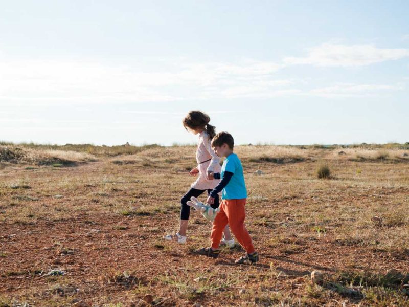 Los niños migrantes no acompañados continúan cruzando la frontera de Estados Unidos.
